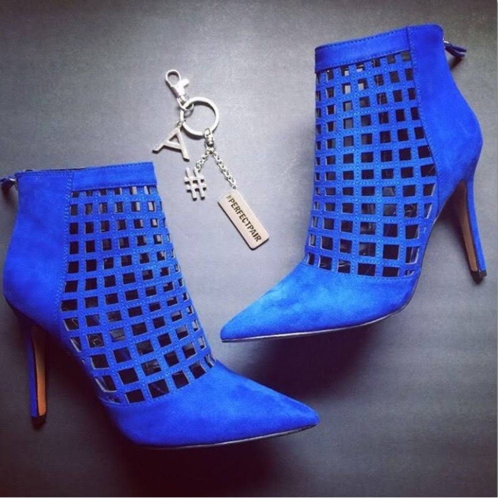 Aldo Lavinia perforated heeled booties size 9